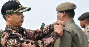 SEMATKAN – Bupati Wihaji menyematkan tanda operasi Mantap Praja. (didik teguh)