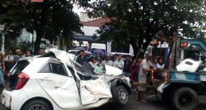 Mobil Kia Picanto yang rusak parah setelah tertabrak dan terseret kereta Prameks pengganti railbus Batara Kresna di Jalan Slamet Riyadi, Kamis (25/1) pagi.FOTO : WIJAYANTI PUTRI/JATENG POS