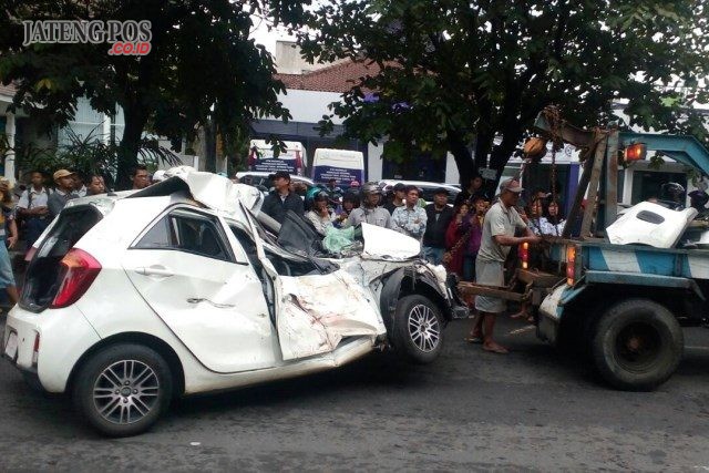 Mobil Kia Picanto yang rusak parah setelah tertabrak dan terseret kereta Prameks pengganti railbus Batara Kresna di Jalan Slamet Riyadi, Kamis (25/1) pagi.FOTO : WIJAYANTI PUTRI/JATENG POS