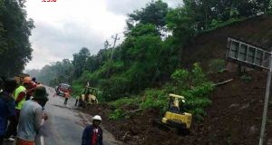 LONGSOR : Tebing di Bendosari longsor akibat gerusan hujan deras. Material longsoran menutup jalan lingkar selatan ( JLS). Tampak eskavator dikerahkan untuk membersihakn longsoran. ( foto : dekan bawono/ jateng pos).