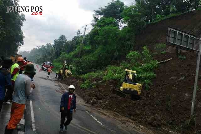 LONGSOR : Tebing di Bendosari longsor akibat gerusan hujan deras. Material longsoran menutup jalan lingkar selatan ( JLS). Tampak eskavator dikerahkan untuk membersihakn longsoran. ( foto : dekan bawono/ jateng pos).