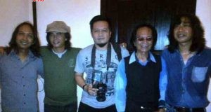 SEMANGAT TINGGI: Almarhum Yon Koeswoyo (memakai kacamata) tengah pose bersama usai tampil menghibur di Lawang Sewu Semarang tahun lalu.