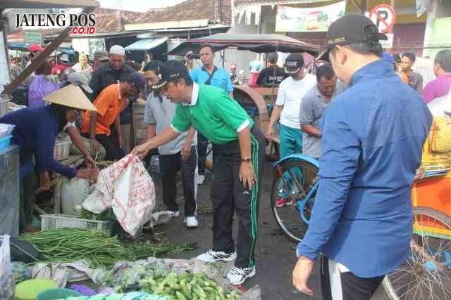 PANTAUAN: Bupati Abdul Hafidz bersama Wabup Bayu Andriyanto, meminta pedagang di luar pagar Pasar Rembang, segera menata dagangannya agar tidak meluber ke jalan.