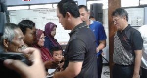 Walikota Semarang Hendrar Prihadi tengah memberikan bantuan yang diprakarsai Baznas Kota Semarang, belum lama ini di Ngalian.