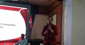 SARASEHAN : Anggota Komisi IV DPR Agustina Wilujeng saat menjadi pembicara dalam sarasehan yang dilakukan oleh GMNI Kota Semarang di Wisma Perdamaian, Sabtu (20/1)