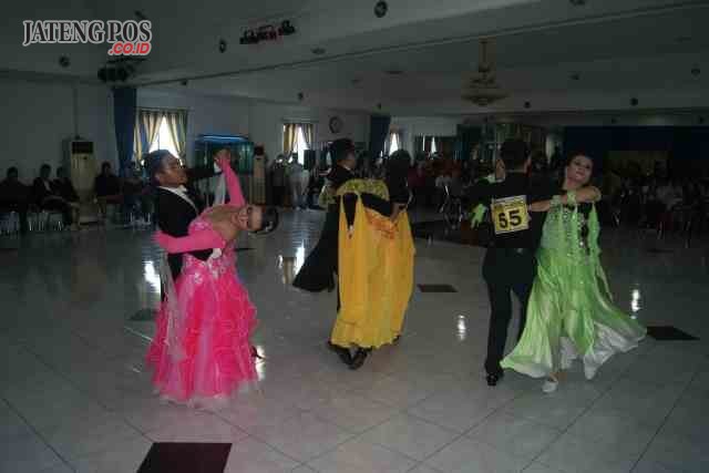 LATIHAN: Belasan pasang atlet dansa dari berbagai derah mengikuti ajang kualifikasi dansa persiapan menjelang Porprov Jateng 2018 di Hotel Kenari Kudus.