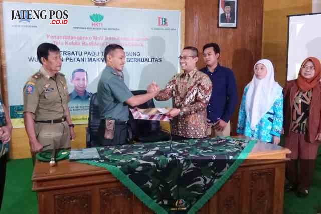 MOU : TNI dan Lumbung Banyu mengikat kerjasama dalam bidang pertanian kemarin. Adhi/jateng pos