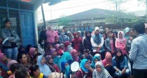 Ratusan pekerja memprotes perusahaan yang tak kunjung membayar tunggakan gaji dan dianggap menelantarkan. Adhi/jateng pos