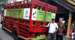 SUPLAI LPG - Pertamina tetap suplai LPG ke daerah bencana longsor di Banjarnegara dengan armada motor. FOTO : IST/ANING KARINDRA/JATENG POS