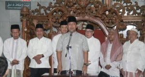 Walikota Semarang Hendrar Prihadi ketika menghadiri sholat Isya dan taraweh bersama di Masjid Agung Kauman Semarang.