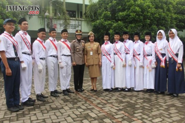 TERTIB SEJAK DINI: Penguatan Pendidikan Karakter (PPK) di SMPN 13 Semarang dengan tema Membiasakan Tertib Sejak Usia Dini. Bersama ibu Kapolsek Gajahmungkur AKP Rochana Sulistyaningrum, SH, MH yang menjadi pembina upacara pada hari Senin, 22 Januari 2018. Salam PPK.