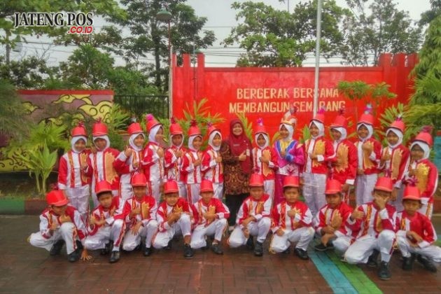 GRUP DRUMBAND: Grup drum band SD Negeri Gebangsari 03 UPTD Pendidikan Kecamatan Genuk di bawah pimpinan Kepala Sekolah Ibu Susilowati, S.Pd SD, setelah mengisi acara Pelantikan Dokter Kecil di Kecamatan Genuk. Hebat.