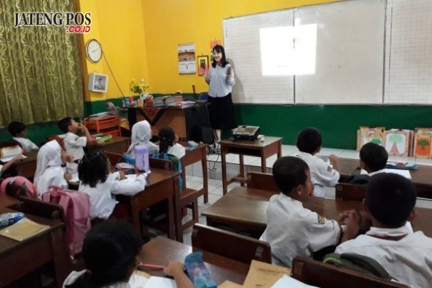 MAHASISWI CHINA: Kegiatan KBM kelas 1C bersama Miss Kelly, mahasiswa dari China bergabung dengan AIESEC UNDIP di SD Srondol Kulon 02 UPTD PEND KEC.BANYUMANIK. Hebat.