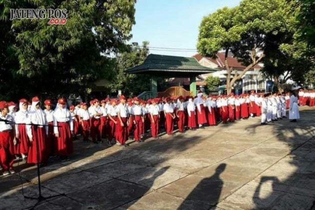 PENDIDIKAN KHARAKTER: SDN Karanganyar Gunung 02 Candisari Kota Semarang melaksanakan upacara bendera setiap hari senin untuk membiasakan kedisiplinan. Salam PPK Raligius, Nasionalis, Gotong Royong, Mandiri, Integritas.