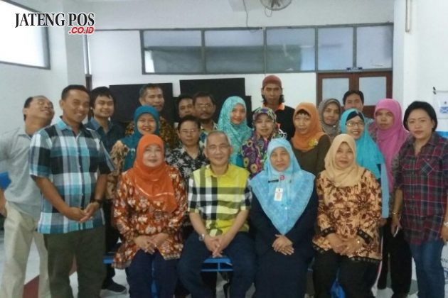 KOMPETENSI: Dalam rangka meningkatkan kompetensi guru SDN PENDRIKAN KIDUL menjalin kerjasama dengan UDINUS tentang pemanfaatan internet. Foto bersama KS dan guru SDN PENDRIKAN KIDUL dengan REKTOR UDINUS beserta staf.