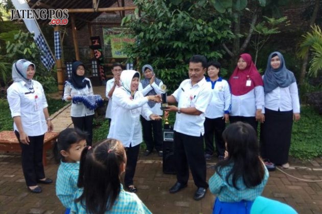 PENGHARGAAN LBH: SDN Gunungpati 03 bertekad mengelola sekolah menjadi nyaman bersih dan indah.Dibuktikan dengan SDN Gunungpati 03 menerima penghargaan dari DLH Kota Smg dan UPTD Pend.Kec.Gunungpati dalam lomba Sekolah Adiwiyata. Sekolah hebat.