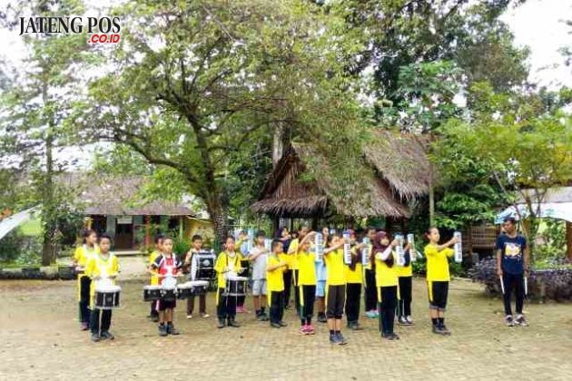 ESKUL PRESTASI: SDN Jatirejo Gunungpati, Sabtu Tanggal 27 Januari 2018 mengisi Kegiatan Ekskul dengan berlatih ketahanan, kedisiplinan, dan kecepatan untuk meraih prestasi dalam Cabang Olahraga Drum Band.