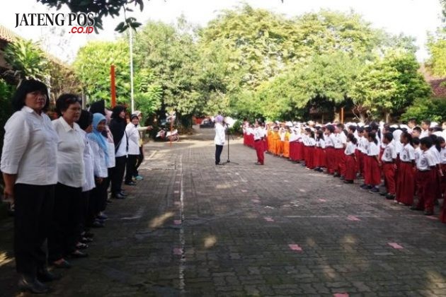 APEL KEDISIPLINAN: SDN Srondol Wetan 04 memprogramkan Apel Kedisiplinan tiap hari Rabu pagi. Kegiatan untuk mendisiplinkan siswa dalam berangkat sekolah. Hebat.