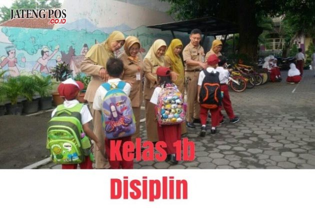 PENANAMAN DISIPLIN: Untuk meningkatkan Pendidikan Penguatan Karakter (PPK), SD Lamper Kidul 01 membiasakan displin siswa dengan bersalaman kepada bapak- ibu guru. Salam PPK.