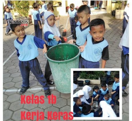 KERJA KERAS: Para siswa SDN Lamper Kidul 01 bahu membahu membersihkan lingkungan sekolah. Salam bersih dan sehat.