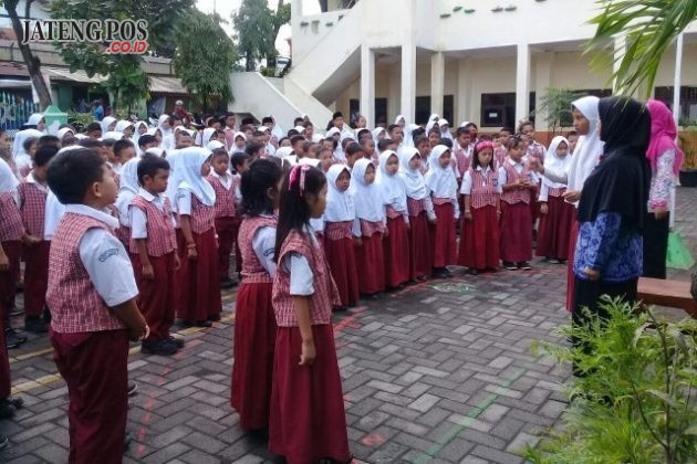 PUPUK NASIONALISME: Untuk membiasakan rasa nasionalisme yang tinggi, tiap Selasa siswa2 SDN Tugurejo 03 menyanyikan lagu Indonesia Raya 3 Stansa dilanjutkan salim kepada bapak-ibu guru. Smoga menjadi anak yang berjiwa nasionalis. Aamiin.