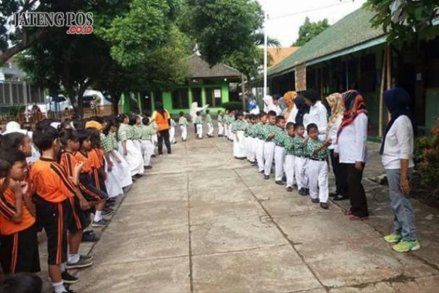 APEL PAGI: SDN Karanganyar Gunung 02 Candisari Kota Semarang melaksanakan apel pagi diakhiri dengan berjabat tangan dengan seluruh warga sekolah. Salam sukses selalu. PPK Yes!!!!