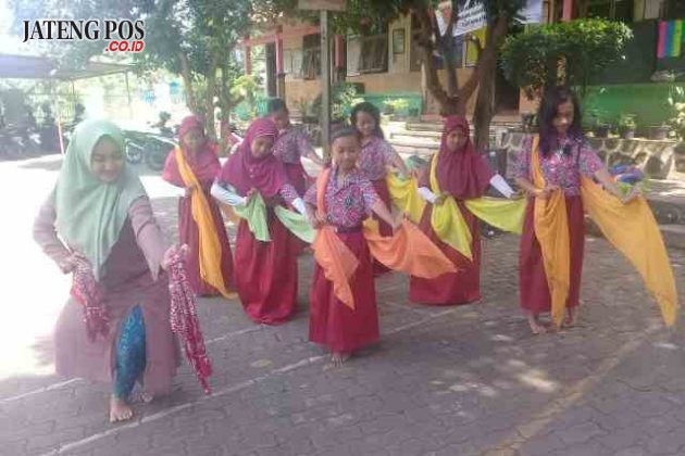 EKSTRA SENI: Kegiatan ekstra kurikuler seni tari klasik untuk nguri-uri budaya jawa SDN Srondol Kulon 03 Kecamatan Banyumanik Semarang.