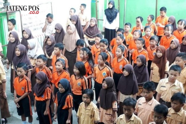 PPK PERJUANGAN: Untuk memupuk daya juang, para siswa SDN Jomblang 03 dibiasakan menyanyikan lagu lagu perjuangan sebelum masuk kelas. Salam PPK Perjuangan.