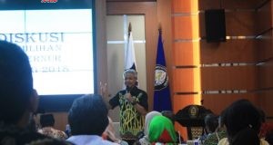 MENCARI SIMPATI: Gubernur Jateng Ganjar Pranowo saat memaparkan kinerjanya di hadapan dosen Undip di rektorat