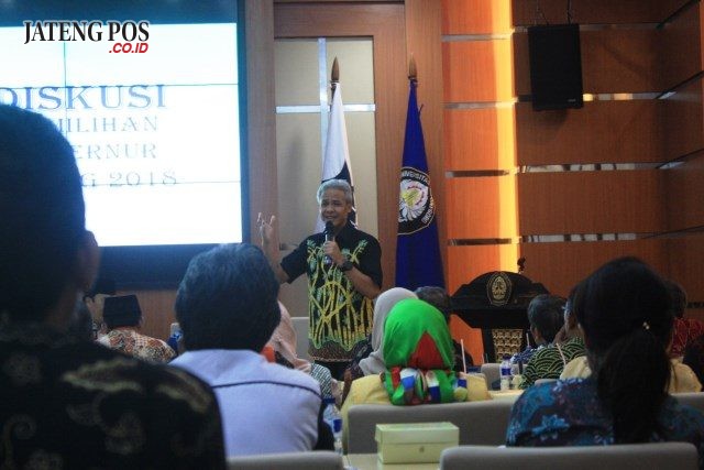 MENCARI SIMPATI: Gubernur Jateng Ganjar Pranowo saat memaparkan kinerjanya di hadapan dosen Undip di rektorat