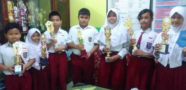 BANYAK PENGALAMAN: Sejumlah siswa SD Pedalangan 02 Banyumanik yang pernah juara taekwondo baik tingkat kota, Provinsi Jateng dan nasional foto bersama.