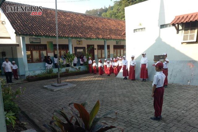 MULAI DIKENAL: Meski berada di pinggiran, SDN Sukorejo 01 tetap rutin dan disiplin melaksanakan upacara bendera tiap Senin pagi.