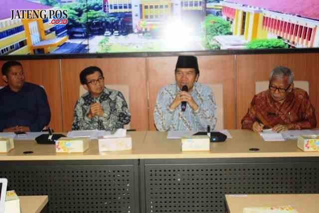 SDM BARU: Prof Yos JohanUtama saat memperkenalkan guru besar yang juga dosen tidak tetap Prof Muliaman D Hadad (dua dari kiri), Jumat (12/1).