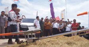 DRONE PERTANIAN: Mentan RI Andi Amran Sulaiman didampingi Bupati Kudus Musthofa, menyaksikan launching Drone Pertanian dipersawahan Desa Berugenjang, Kecamatan Undaan, Kabupaten Kudus baru-baru ini.