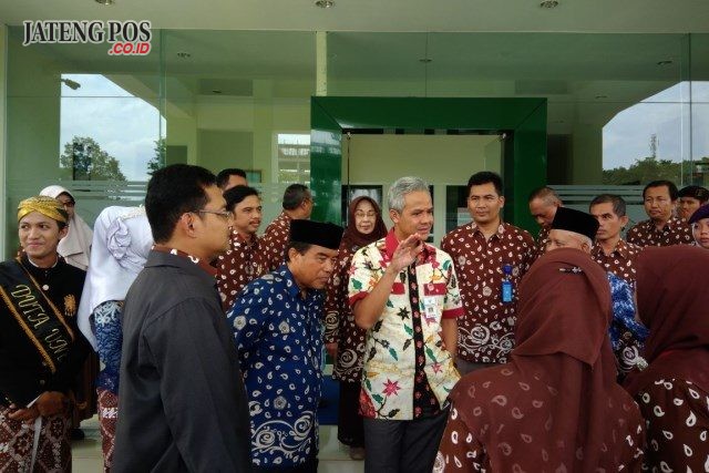 BERI PENGARAHAN: Gubernur Ganjar Pranowo didampingi Rektor Unimus Prof Masrukhi meninjau gedung Unimus usai peletakan batu pertama.