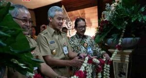 KERIS JATENG- Gubernur Jawa Tengah Ganjar Pranowo, Kepala Kantor Perwakilan Bank Indonesia Semarang, Hamid Ponco Wibowo (kanan), dan Sekda Jateng, Sri Puryono (kiri) saat meresmikan Sekretariat Keris Jateng di lantai 2 kantor Bank Indonesia Semarang. Keris Jateng, sebagai salah satu menggenjot investasi di Jawa Tengah. FOTO : ANING KARINDRA/JATENG POS