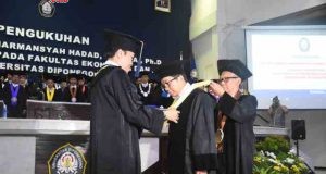 PROSESI PENGUKUHAN: Rektor Undip Prof Yos Johan Utama saat mengukuhkan Gubes Prof Muliaman D Hadad SE MPA PhD, Sabtu(13/1).