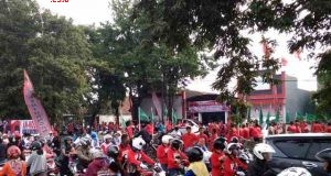 KONVOI: Para simpatisan Paslon Bupati dan Wakil Bupati Kudus 2018-2023, Masan dan Noor Yasin An Noor berkumpul di depan Gedung DPC PDIP Kudus untuk mengantarkan paslon mendaftar ke KPU Kudus.