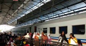 MELONJAK : Kereta Api menjadi idola bagi masyarakat dalam memanfaatkan liburan akhir tahun baik Natal maupun Tahun Baru. Tampak penumpang hendak menggunakan jasa transportasi Kereta Api di Stasiun Poncol Semarang.