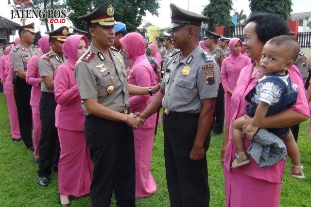 Kapolres Boyolali memberikan ucapan selamat kepada anggota yang naik pangkat