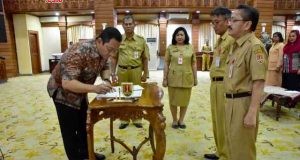 TAMAT : Proses pemberhentian jabatan Sekda Kota Semarang Drs Adi Trihananto oleh walikota Semarang Hendrar Prihadi.