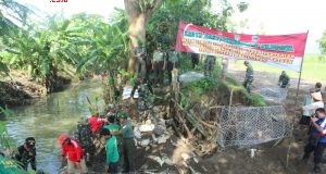 Karya bakti pembuatan tanggul bronjong Sungai Situri dipimpin Dandim Sukoharjo.