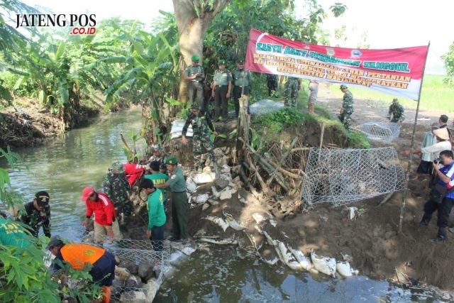 Karya bakti pembuatan tanggul bronjong Sungai Situri dipimpin Dandim Sukoharjo.