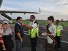 PENYAMBUTAN : Para penumpang dari pesawat Citylink yang landing Senin (1/1) diberi pengalungan bunga dan sovenir sebagai penyambutan penumpang pertama di tahun 2018 di Bandara Ahmad Yani Semarang.