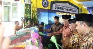 PERESMIAN MASJID: Walikota Hendrar Prihadi, Rektor USM Andy Kridasusila, Pembina YAU Prof Muladi menabuh beduk.