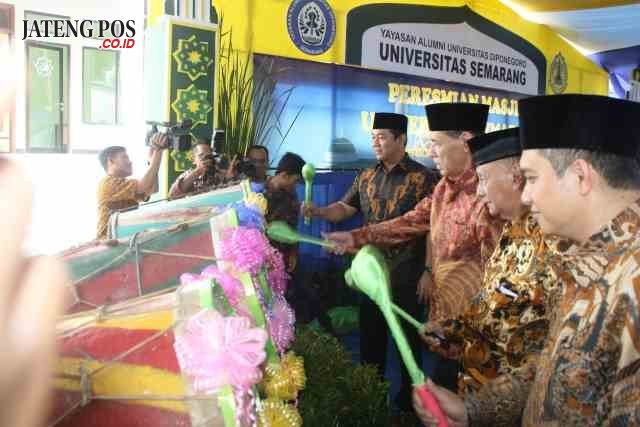 PERESMIAN MASJID: Walikota Hendrar Prihadi, Rektor USM Andy Kridasusila, Pembina YAU Prof Muladi menabuh beduk.