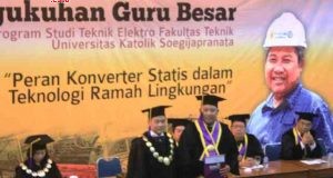 DIKUKUHKAN : Rektor Unika Prof Dr Ridwan Sanjaya (kiri) foto bersama guru besar baru Prof Dr Ir Slamet MT usai mengukuhkan di gedung Thomas Aquinas Unika.