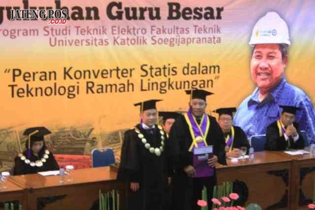 DIKUKUHKAN : Rektor Unika Prof Dr Ridwan Sanjaya (kiri) foto bersama guru besar baru Prof Dr Ir Slamet MT usai mengukuhkan di gedung Thomas Aquinas Unika.