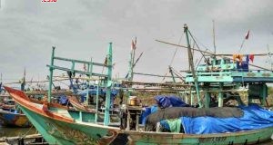 SANTAI : Sejumlah perahu kapal milik para nelayan Kendal bersandar di sepanjang muara, usai melakukan aktivitasnya mencari ikan.