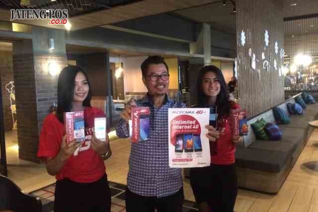 PRODUK BARU - Deputi CEO Smartfren, Djoko Tata Ibrahim didampingi model menunjukkan produk bandling terbaru yang segera dirilis ke pasar. FOTO : ANING KARINDRA/JATENG POS